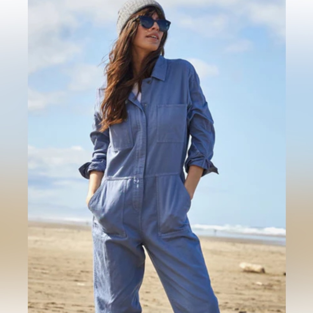 Trendy Outerknown S.E.A. jumpsuit! Dark blue, 50% organic cotton & 50% linen.